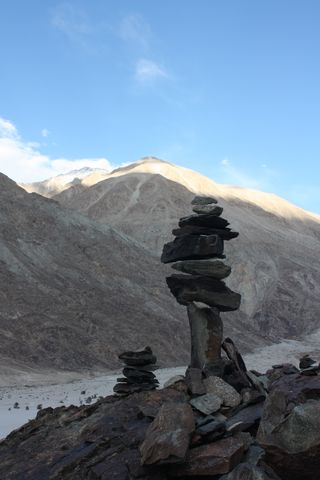 камни