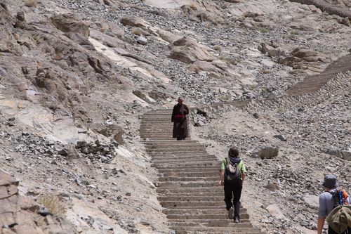 монах на лестнице