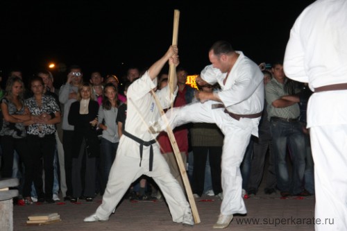 Разбивание бруса (тамэсивари) ногой