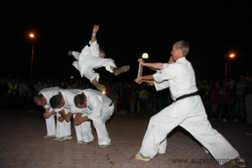 Удар в прыжке через препятствие с разбиванием доски