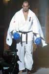 Glaube Feitosa - veteran kyokushin. Хотя бой проходил по правилам К - 1 в трусах, Фейтоза вышел в форме Кекусина отдав должное своему стилю каратэ. УВЕЛИЧИТЬ>>>