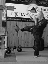 Маваси-гэри (груша на резинках)